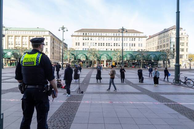 Gericht kippt Kurzfristig erlaubte Kundgebung in der Innenstadt 16.04.20 - Hamburg: Ab 18 Uhr wollten sich laut Veranstalter etwa 25 Juristen auf dem Hamburger Rathausmarkt zu einer Kundgebung versammeln. Die Teilnehmer möchten durch ihre Demonstration auf die Bedeutung der Versammlungsfreiheit aufmerksam machen. Die Demonstration wurde zuerst durch die Versammlungsbehörde zuerst untersagt. Dieses Verbot wurde heute nun durch das Verwaltungsgericht Hamburg gekippt. Trotz der erlaubten Kundgebung muss ein Mindestabstand von 1,5 Metern zwischen den Teilnehmern zu jeder Zeit gewährleistet sein. Johannes E. einer der Veranstalter erklärt uns das die Kundgebung nur mit einem Abstandskonzept genehmigt wurde. Er und weitere Helfer brachten hierfür Abstandsmarkierungen auf dem Rathausplatz an und begrenzten die Veranstaltungsfläche mit Abs Copyright: xSebastianxPetersx