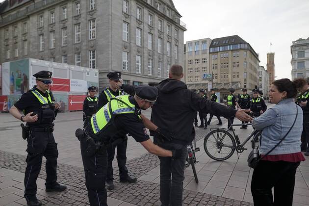 Gericht kippt Kurzfristig erlaubte Kundgebung in der Innenstadt 16.04.20 - Hamburg: Als die Veranstaltung durch die vor Ort befindliche Polizei aufgelöst wurde, stellten sich die Versammlungsteilnehmer kurzzeitig mit Plakaten vor dem Rathaus in einer Kette auf. Während sich die Teilnehmer dann vom Rathausplatz entfernten, sollten durch angerückte Bereitschaftspolizisten die Personalien der Teilnehmer festgestellt werden, dies gestaltete sich als schwierig da die Teilnehmer dies zuerst verweigerten. Es kam vermehrt zu Auseinandersetzungen und Handgemenge zwischen den anwesenden Jurist*innen und Polizisten. Gegen 19 Uhr war die Veranstaltung schlussendlich aufgelöst. Die anwesenden Reporter vor Ort wurden aktiv von der anwesenden Polizisten an der Berichterstattung gehindert, Kameras wurden sowohl zu Boden gedrückt als auch von Beam Copyright: xSebastianxPetersx
