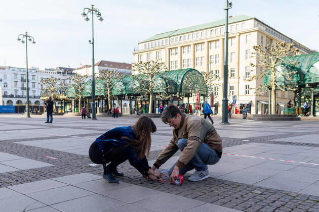 Gericht kippt Kurzfristig erlaubte Kundgebung in der Innenstadt 16.04.20 - Hamburg: Ab 18 Uhr wollten sich laut Veranstalter etwa 25 Juristen auf dem Hamburger Rathausmarkt zu einer Kundgebung versammeln. Die Teilnehmer möchten durch ihre Demonstration auf die Bedeutung der Versammlungsfreiheit aufmerksam machen. Die Demonstration wurde zuerst durch die Versammlungsbehörde zuerst untersagt. Dieses Verbot wurde heute nun durch das Verwaltungsgericht Hamburg gekippt. Trotz der erlaubten Kundgebung muss ein Mindestabstand von 1,5 Metern zwischen den Teilnehmern zu jeder Zeit gewährleistet sein. Johannes E. einer der Veranstalter erklärt uns das die Kundgebung nur mit einem Abstandskonzept genehmigt wurde. Er und weitere Helfer brachten hierfür Abstandsmarkierungen auf dem Rathausplatz an und begrenzten die Veranstaltungsfläche mit Abs Copyright: xSebastianxPetersx