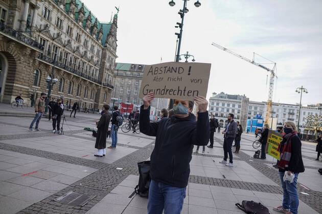 Gericht kippt Kurzfristig erlaubte Kundgebung in der Innenstadt 16.04.20 - Hamburg: Ab 18 Uhr wollten sich laut Veranstalter etwa 25 Juristen auf dem Hamburger Rathausmarkt zu einer Kundgebung versammeln. Die Teilnehmer möchten durch ihre Demonstration auf die Bedeutung der Versammlungsfreiheit aufmerksam machen. Die Demonstration wurde zuerst durch die Versammlungsbehörde zuerst untersagt. Dieses Verbot wurde heute nun durch das Verwaltungsgericht Hamburg gekippt. Trotz der erlaubten Kundgebung muss ein Mindestabstand von 1,5 Metern zwischen den Teilnehmern zu jeder Zeit gewährleistet sein. Johannes E. einer der Veranstalter erklärt uns das die Kundgebung nur mit einem Abstandskonzept genehmigt wurde. Er und weitere Helfer brachten hierfür Abstandsmarkierungen auf dem Rathausplatz an und begrenzten die Veranstaltungsfläche mit Abs Copyright: xSebastianxPetersx
