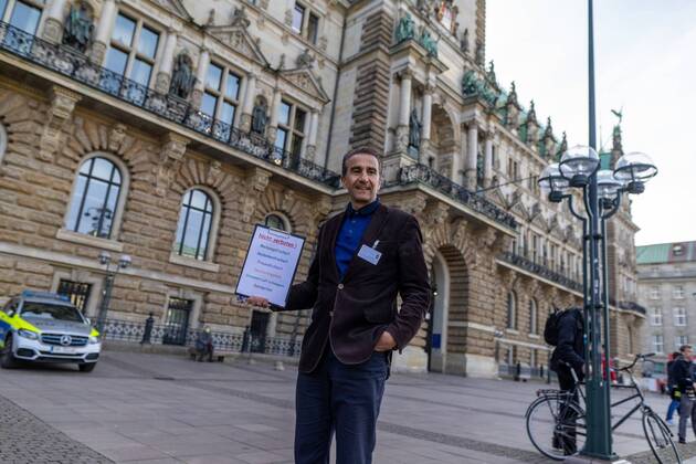 Gericht kippt Kurzfristig erlaubte Kundgebung in der Innenstadt 16.04.20 - Hamburg: Ab 18 Uhr wollten sich laut Veranstalter etwa 25 Juristen auf dem Hamburger Rathausmarkt zu einer Kundgebung versammeln. Die Teilnehmer möchten durch ihre Demonstration auf die Bedeutung der Versammlungsfreiheit aufmerksam machen. Die Demonstration wurde zuerst durch die Versammlungsbehörde zuerst untersagt. Dieses Verbot wurde heute nun durch das Verwaltungsgericht Hamburg gekippt. Trotz der erlaubten Kundgebung muss ein Mindestabstand von 1,5 Metern zwischen den Teilnehmern zu jeder Zeit gewährleistet sein. Johannes E. einer der Veranstalter erklärt uns das die Kundgebung nur mit einem Abstandskonzept genehmigt wurde. Er und weitere Helfer brachten hierfür Abstandsmarkierungen auf dem Rathausplatz an und begrenzten die Veranstaltungsfläche mit Abs Copyright: xSebastianxPetersx