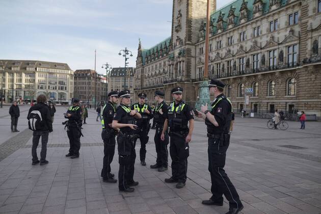 Gericht kippt Kurzfristig erlaubte Kundgebung in der Innenstadt 16.04.20 - Hamburg: Als die Veranstaltung durch die vor Ort befindliche Polizei aufgelöst wurde, stellten sich die Versammlungsteilnehmer kurzzeitig mit Plakaten vor dem Rathaus in einer Kette auf. Während sich die Teilnehmer dann vom Rathausplatz entfernten, sollten durch angerückte Bereitschaftspolizisten die Personalien der Teilnehmer festgestellt werden, dies gestaltete sich als schwierig da die Teilnehmer dies zuerst verweigerten. Es kam vermehrt zu Auseinandersetzungen und Handgemenge zwischen den anwesenden Jurist*innen und Polizisten. Gegen 19 Uhr war die Veranstaltung schlussendlich aufgelöst. Die anwesenden Reporter vor Ort wurden aktiv von der anwesenden Polizisten an der Berichterstattung gehindert, Kameras wurden sowohl zu Boden gedrückt als auch von Beam Copyright: xSebastianxPetersx