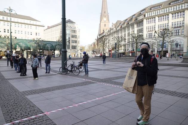 Gericht kippt Kurzfristig erlaubte Kundgebung in der Innenstadt 16.04.20 - Hamburg: Ab 18 Uhr wollten sich laut Veranstalter etwa 25 Juristen auf dem Hamburger Rathausmarkt zu einer Kundgebung versammeln. Die Teilnehmer möchten durch ihre Demonstration auf die Bedeutung der Versammlungsfreiheit aufmerksam machen. Die Demonstration wurde zuerst durch die Versammlungsbehörde zuerst untersagt. Dieses Verbot wurde heute nun durch das Verwaltungsgericht Hamburg gekippt. Trotz der erlaubten Kundgebung muss ein Mindestabstand von 1,5 Metern zwischen den Teilnehmern zu jeder Zeit gewährleistet sein. Johannes E. einer der Veranstalter erklärt uns das die Kundgebung nur mit einem Abstandskonzept genehmigt wurde. Er und weitere Helfer brachten hierfür Abstandsmarkierungen auf dem Rathausplatz an und begrenzten die Veranstaltungsfläche mit Abs Copyright: xSebastianxPetersx