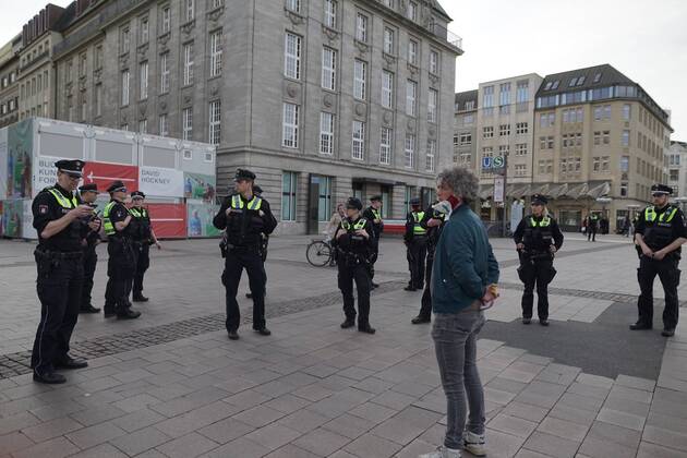 Gericht kippt Kurzfristig erlaubte Kundgebung in der Innenstadt 16.04.20 - Hamburg: Als die Veranstaltung durch die vor Ort befindliche Polizei aufgelöst wurde, stellten sich die Versammlungsteilnehmer kurzzeitig mit Plakaten vor dem Rathaus in einer Kette auf. Während sich die Teilnehmer dann vom Rathausplatz entfernten, sollten durch angerückte Bereitschaftspolizisten die Personalien der Teilnehmer festgestellt werden, dies gestaltete sich als schwierig da die Teilnehmer dies zuerst verweigerten. Es kam vermehrt zu Auseinandersetzungen und Handgemenge zwischen den anwesenden Jurist*innen und Polizisten. Gegen 19 Uhr war die Veranstaltung schlussendlich aufgelöst. Die anwesenden Reporter vor Ort wurden aktiv von der anwesenden Polizisten an der Berichterstattung gehindert, Kameras wurden sowohl zu Boden gedrückt als auch von Beam Copyright: xSebastianxPetersx