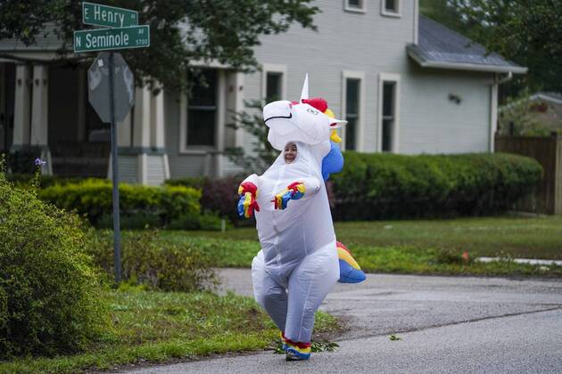 April 16, 2020, Tampa, Florida, USA: Corey Jurgensen runs along East Henry Avenue wearing an inflatable unicorn costume. Jurgensen has been wearing the costume during runs several times a week to cheer up others during this time of isolation but finds it therapeutic for herself as well to run through her Seminole Heights neighborhood wearing a silly costume. Thursday, April 16, 2020 in Tampa. Tampa USA - ZUMAs70_ 20200416_zan_s70_023 Copyright: xMarthaxAsencioxRhinex