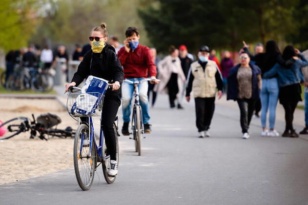 April 16, 2020: People with face masks can be seen in Berlin Gleisdreieckpark. People living in the city of Berlin have to stay in their flats or usual accommodation to contain the coronavirus, meetings of more than 2 persons are forbidden, people are asked to keep a minimum distance. - ZUMAs172 20200416_zap_s172_016 Copyright: xJanxScheunertx