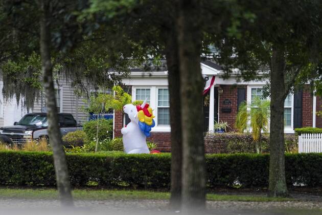 April 16, 2020, Tampa, Florida, USA: Corey Jurgensen jogs along Central Avenue in front of houses, wearing an inflatable unicorn costume. Jurgensen has been wearing the costume during runs, several times a week to cheer up others during this time of isolation but finds it therapeutic for herself as well, running through her Seminole Heights neighborhood wearing a silly costume. Thursday, April 16, 2020 in Tampa. Tampa USA - ZUMAs70_ 20200416_zan_s70_036 Copyright: xMarthaxAsencioxRhinex