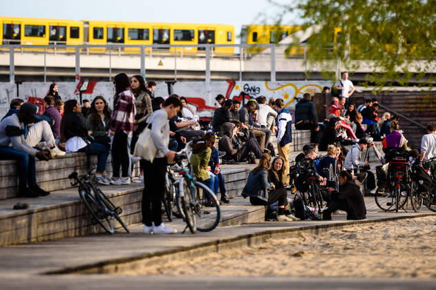 April 16, 2020: Crowds of people sit on wooden steps in Berlin s Gleisdreieckpark despite the ban of contact. People living in the city of Berlin have to stay in their flats or usual accommodation to contain the coronavirus, meetings of more than 2 persons are forbidden, people are asked to keep a minimum distance. - ZUMAs172 20200416_zap_s172_011 Copyright: xJanxScheunertx