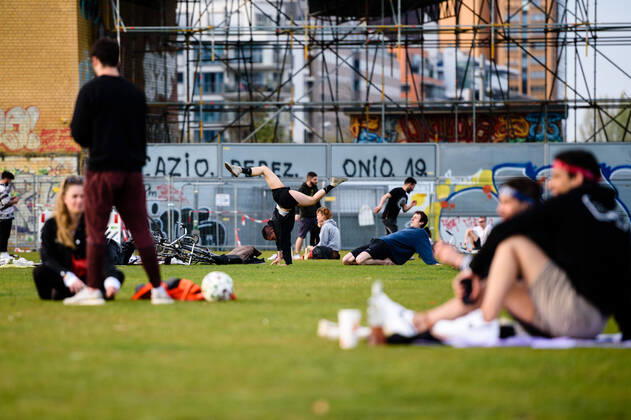 April 16, 2020: People enjoy the evening atmosphere in Berlin Gleisdreieckpark. People living in the city of Berlin have to stay in their flats or usual accommodation to contain the coronavirus, meetings of more than 2 persons are forbidden, people are asked to keep a minimum distance. - ZUMAs172 20200416_zap_s172_017 Copyright: xJanxScheunertx