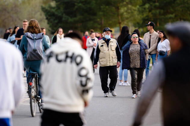 April 16, 2020: People with face masks can be seen in Berlin Gleisdreieckpark. People living in the city of Berlin have to stay in their flats or usual accommodation to contain the coronavirus, meetings of more than 2 persons are forbidden, people are asked to keep a minimum distance. - ZUMAs172 20200416_zap_s172_021 Copyright: xJanxScheunertx