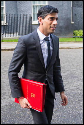 . 16 04 2020. London, United Kingdom. Coronavirus Briefing In Downing Street. Rishi Sunak - Chancellor of The Exchequer departs No.10 Downing Street.  xMartynxWheatleyx xi-Imagesx IIM-21029-0010