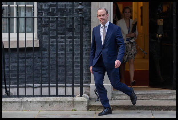 . 16 04 2020. London, United Kingdom. Coronavirus Briefing In Downing Street. Dominic Raab - Secretary of State for Foreign and Commonwealth Affairs, First Secretary of State departs Downing Street following Covid-19 briefing.  xMartynxWheatleyx xi-Imagesx IIM-21029-0014