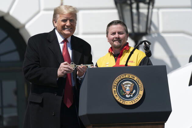 News Bilder des Tages President Donald Trump presents a ceremonial key to DHL truck driver Dylan Madigan at an event celebrating America s Truckers on the South Lawn of the White House in Washington, DC on Thursday, April 16, 2020. Trunks have stayed on the road to bring the necessary goods to the public during the Covid-19 stay at home orders.  WAX20200416118 ChrisxKleponis