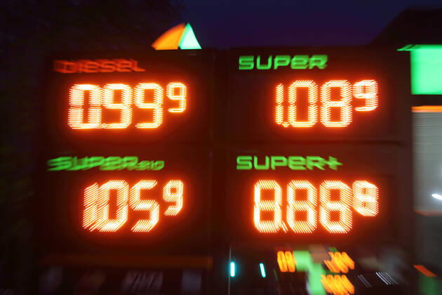 16.04.2020, Berlin, GER - Der Preis fuer Diesel ist wegen der Coronakrise auf unter einen Euro gefallen. (99 Cent, Abend, abends, Anzeige, Anzeigetafel, aussen, Aussenaufnahme, Benzin, Benzinpreisanzeige, Benzinpreise, Benzinpreiserhoehung, Benzinpreissenkung, Berlin, Bewegungsunschaerfe, billig, Coronakrise, Coronapandemie, deutsch, Deutschland, Diesel, Dieselpreis, Europa, europaeisch, Fruehjahr, Fruehling, gezoomt, Handel, Jahreszeit, Kraftstoff, Kraftstoffpreis, Krise, leuchten, leuchtend, Mineraloel, Mineraloelsteuer, niedrig, niemand, Oelpreis, Oelpreiserhoehungen, Oelpreissenkungen, Preisangabe, Preisanzeige, Preise, Preisliste, Preisschild, Preisverfall, QF, Querformat, Sprit, Spritpreis, Tanken, Tankstelle, Treibstoff, Westeuropa, Wirtschaft, Zahlen, Ziffern) 200416D373BERLIN.JPG