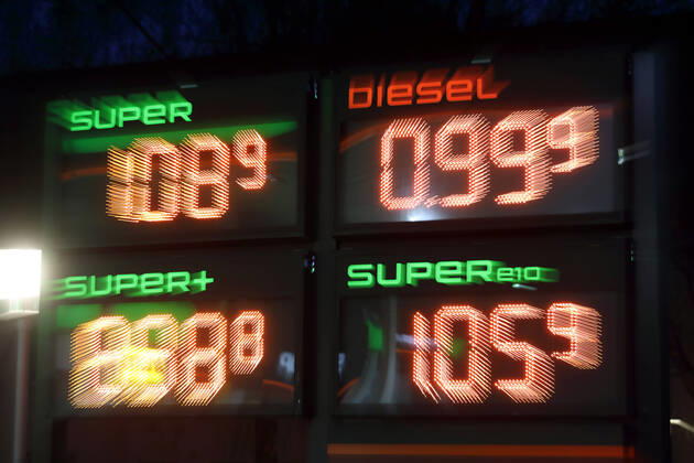 16.04.2020, Berlin, GER - Der Preis fuer Diesel ist wegen der Coronakrise auf unter einen Euro gefallen. (99 Cent, Abend, abends, Anzeige, Anzeigetafel, aussen, Aussenaufnahme, Benzin, Benzinpreisanzeige, Benzinpreise, Benzinpreiserhoehung, Benzinpreissenkung, Berlin, Bewegungsunschaerfe, billig, Coronakrise, Coronapandemie, deutsch, Deutschland, Diesel, Dieselpreis, Europa, europaeisch, Fruehjahr, Fruehling, gezoomt, Handel, Jahreszeit, Kraftstoff, Kraftstoffpreis, Krise, leuchten, leuchtend, Mineraloel, Mineraloelsteuer, niedrig, niemand, Oelpreis, Oelpreiserhoehungen, Oelpreissenkungen, Preisangabe, Preisanzeige, Preise, Preisliste, Preisschild, Preisverfall, QF, Querformat, Sprit, Spritpreis, Tanken, Tankstelle, Treibstoff, Westeuropa, Wirtschaft, Zahlen, Ziffern) 200416D374BERLIN.JPG