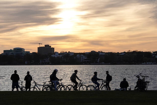 Coronakrise - Ausflug an die Alster 16.04.2020, DEU, Deutschland, Hamburg: Menschen sind am frühen Abend bei Sonnenuntergang während des Kontaktverbots an der Außenalster unterwegs. Hamburg Hamburg Deutschland