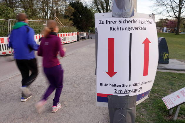 Coronakrise - Ausflug an die Alster 16.04.2020, DEU, Deutschland, Hamburg: Jogger sind am Abend während des Kontaktverbots an der Außenalster unterwegs. Hamburg Hamburg Deutschland