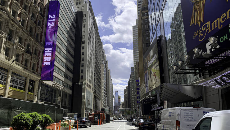 April 16, 2020, Nova York, EUA: (NEW) Covid-19: Movement at Times Square. April 16,2020, New York, USA: Few movement of people,with information of oÂ¢Ã¢öÂ¬AThank You oÂ¢Ã¢öÂ¬A to front line health care workers shown on the giant billboard at Times Square during the covid-19 pandemic.New York Governor Andrew Cuomo has extended social isolation in the state until May 15. Credit: Thenews2 Nova York - ZUMAn293 20200416_znp_n293_035 Copyright: xNiyixFotex