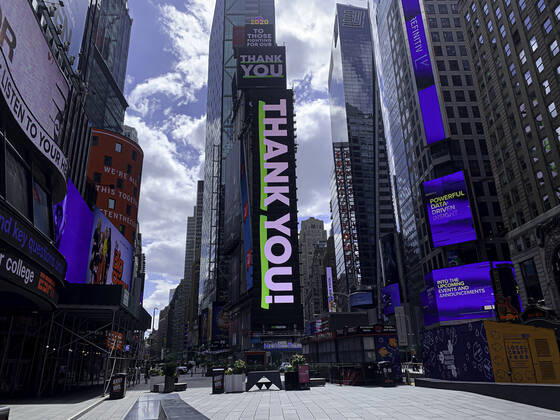 April 16, 2020, Nova York, EUA: (NEW) Covid-19: Movement at Times Square. April 16,2020, New York, USA: Few movement of people,with information of oÂ¢Ã¢öÂ¬AThank You oÂ¢Ã¢öÂ¬A to front line health care workers shown on the giant billboard at Times Square during the covid-19 pandemic.New York Governor Andrew Cuomo has extended social isolation in the state until May 15. Credit: Thenews2 Nova York - ZUMAn293 20200416_znp_n293_053 Copyright: xNiyixFotex