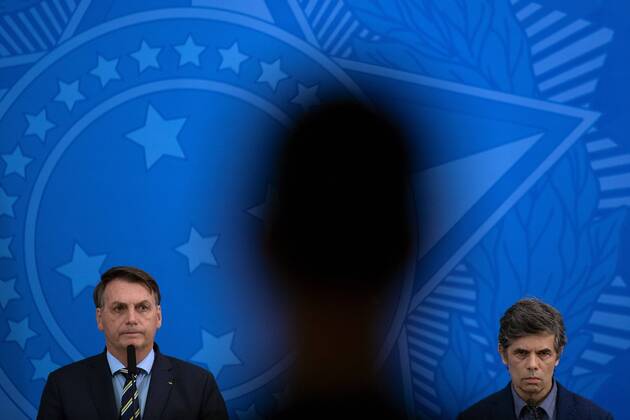 Bilder des Jahres 2020, News 04 April News Themen der Woche KW16 News Bilder des Tages The President of Brazil, Jair Bolsonaro (L), takes part in the public address in which he announced the new Minister of Health, Nelson Teich (R), in Brasilia, Brazil, 16 April 2020. Bolsonaro announced this Thursday as the new Health minister the oncologist Teich after dismissing the doctor Luiz Henrique Mandetta, defender of social isolation against COVID-19, that the President censors. It was a consensual divorce, said the leader of the Brazilian far-right. Bolsonaro announces an oncologist as Health Minister in the midst of the pandemic !ACHTUNG: NUR REDAKTIONELLE NUTZUNG!  Copyright: xJoédsonxAlvesx AME3199 20200416-637226759761202407