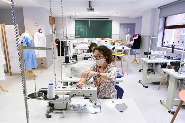 April 16, 2020, Madrid, Spain: Volunteers make protective face masks at Rey Juan Carlos University..A group of teachers at Rey Juan Carlos University volunteer in making face masks and medical gowns to supply hospitals and nursing homes in need of them. Madrid Spain - ZUMAs197 20200416_zaa_s197_156 Copyright: xLeganxP.xMacex