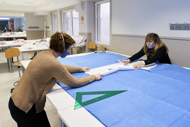 April 16, 2020, Madrid, Spain: Volunteers make medical gowns at Rey Juan Carlos University in Madrid..A group of teachers at Rey Juan Carlos University volunteer in making face masks and medical gowns to supply hospitals and nursing homes in need of them. Madrid Spain - ZUMAs197 20200416_zaa_s197_160 Copyright: xLeganxP.xMacex