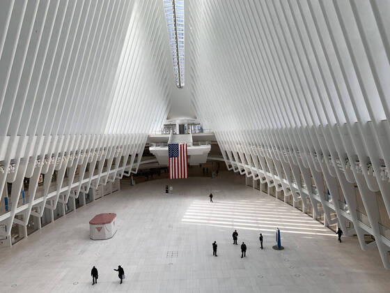 News Bilder des Tages April 16, 2020, New York, New York, USA: Oculus in New York seems like a ghost town during the CORONA VIRUS COVID-19 PANDEMIC. Jobs have been lost across numerous industries including hotels, restaurants, retailers, and manufacturers. The Commerce Department reported a drastic drop in monthly retail sales, and the Federal Reserve announced that industrial production had seen its harshest decline since 1946..April 16, 2020 New York USA - ZUMAm57_ 20200416_zaf_m57_061 Copyright: xJohnxMarshallxMantelx