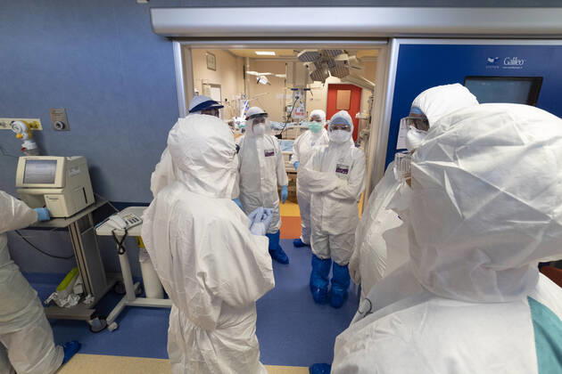 Intensive care of the Rome s Covid3 Hospital Medical staff work in an intensive care unit (ICU) in the Covid department of Rome s Covid3 Hospital (Istituto clinico CasalPalocco) on April 16, 2020, in Rome, Italy. Rome Italy Italy Copyright: DavidexFracassi