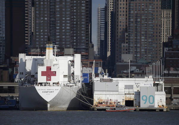 News Bilder des Tages The USNS Comfort Navy ship remains docked at Pier 90 in New York City on Thursday, April 16, 2020. The USNS Comfort was originally designed to save lives in areas of war is now treating COVID-19 patients to help reduce the strain and pressure placed on the hospitals of New York City.  NYP20200416107 JOHNxANGELILLO