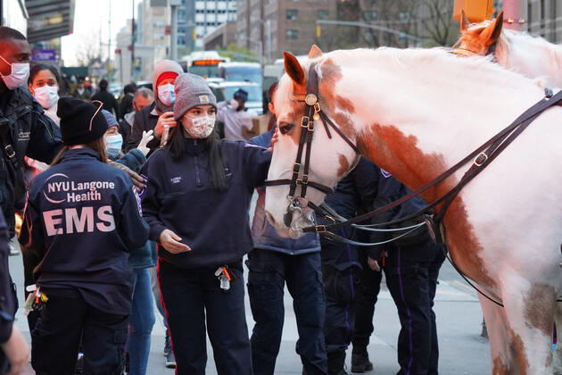 April 16, 2020, New York, New York, USA: NYC during Covid,.Hospital workers and EMS personnel are cheered by NYPD and the public,.NYU Langone Hospital. NYC.April 16, 2020.Photos by Sonia Moskowitz. New York USA - ZUMAm334 20200416_zep_m334_010 Copyright: xSoniaxMoskowitzxGordonx