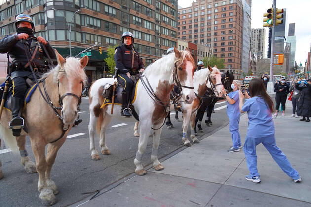 April 16, 2020, New York, New York, USA: NYC during Covid,.Hospital workers and EMS personnel are cheered by NYPD and the public,.NYU Langone Hospital. NYC.April 16, 2020.Photos by Sonia Moskowitz. New York USA - ZUMAm334 20200416_zep_m334_012 Copyright: xSoniaxMoskowitzxGordonx
