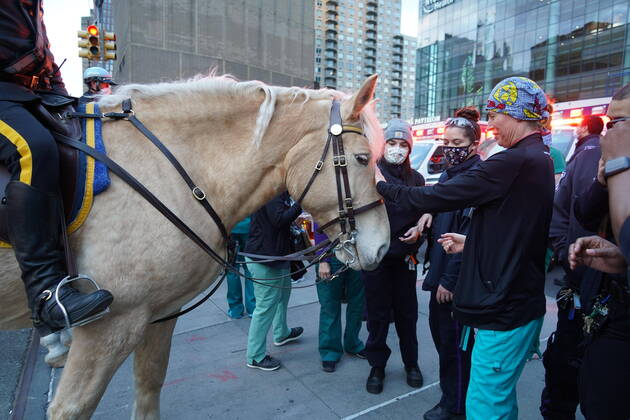 April 16, 2020, New York, New York, USA: NYC during Covid,.Hospital workers and EMS personnel are cheered by NYPD and the public,.NYU Langone Hospital. NYC.April 16, 2020.Photos by Sonia Moskowitz. New York USA - ZUMAm334 20200416_zep_m334_018 Copyright: xSoniaxMoskowitzxGordonx