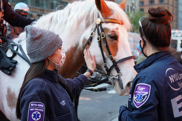 News Bilder des Tages April 16, 2020, New York, New York, USA: NYC during Covid,.Hospital workers and EMS personnel are cheered by NYPD and the public,.NYU Langone Hospital. NYC.April 16, 2020.Photos by Sonia Moskowitz. New York USA - ZUMAm334 20200416_zep_m334_020 Copyright: xSoniaxMoskowitzxGordonx
