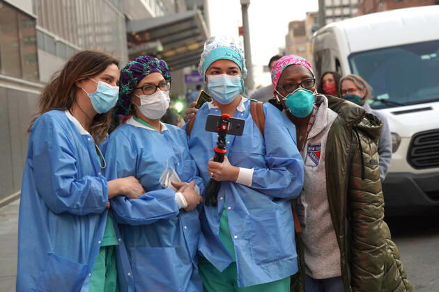 April 16, 2020, New York, New York, USA: NYC during Covid,.Hospital workers and EMS personnel are cheered by NYPD and the public,.NYU Langone Hospital. NYC.April 16, 2020.Photos by Sonia Moskowitz. New York USA - ZUMAm334 20200416_zep_m334_026 Copyright: xSoniaxMoskowitzxGordonx