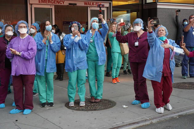 April 16, 2020, New York, New York, USA: NYC during Covid,.Hospital workers and EMS personnel are cheered by NYPD and the public,.NYU Langone Hospital. NYC.April 16, 2020.Photos by Sonia Moskowitz. New York USA - ZUMAm334 20200416_zep_m334_028 Copyright: xSoniaxMoskowitzxGordonx