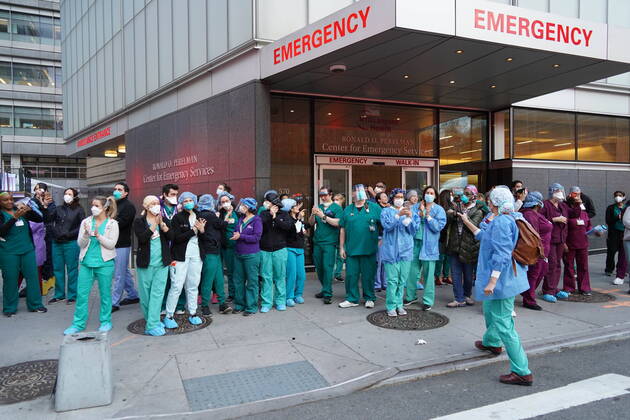 April 16, 2020, New York, New York, USA: NYC during Covid,.Hospital workers and EMS personnel are cheered by NYPD and the public,.NYU Langone Hospital. NYC.April 16, 2020.Photos by Sonia Moskowitz. New York USA - ZUMAm334 20200416_zep_m334_030 Copyright: xSoniaxMoskowitzxGordonx