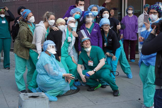 April 16, 2020, New York, New York, USA: NYC during Covid,.Hospital workers and EMS personnel are cheered by NYPD and the public,.NYU Langone Hospital. NYC.April 16, 2020.Photos by Sonia Moskowitz. New York USA - ZUMAm334 20200416_zep_m334_031 Copyright: xSoniaxMoskowitzxGordonx