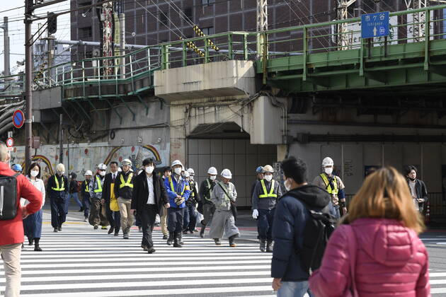 TOKYO, JAPAN - APRIL 17: Commuters wearing face mask head to work early morning in Shinjuku, Tokyo on Friday, April 17, 2020. The Japanese government decided to expand the current areas under a state of emergency to nationwide, as the Covid-19 coronavirus outbreak continues to spread throughout the country. (Photo: Richard Atrero de Guzman AFLO) (125423340)