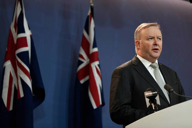 ANTHONY ALBANESE CORONAVIRUS PRESSER, Federal Opposition Leader Anthony Albanese speaks to the media during a press conference in Sydney, Friday, April 17, 2020. ( NO ARCHIVING, EDITORIAL USE ONLY, NO USE IN BOOKS WITHOUT CONSENT SYDNEY NSW AUSTRALIA  Copyright: xBIANCAxDExMARCHIx 20200417001463885525