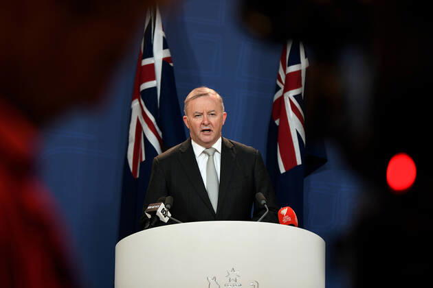 ANTHONY ALBANESE CORONAVIRUS PRESSER, Federal Opposition Leader Anthony Albanese speaks to the media during a press conference in Sydney, Friday, April 17, 2020. ( NO ARCHIVING, EDITORIAL USE ONLY, NO USE IN BOOKS WITHOUT CONSENT SYDNEY NSW AUSTRALIA  Copyright: xBIANCAxDExMARCHIx 20200417001463885657