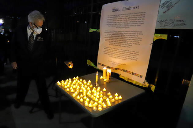 News Bilder des Tages April 16, 2020, New York, New York, United States: Candlelight vigil at the Elmhurst Hospital Center in Queens, New York, during a COVID-19 coronavirus pandemic in the United States. New York United States - ZUMAv122 20200416_zap_v122_086 Copyright: xWilliamxVolcovx