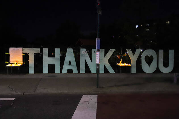 News Bilder des Tages April 16, 2020, New York, New York, United States: Candlelight vigil at the Elmhurst Hospital Center in Queens, New York, during a COVID-19 coronavirus pandemic in the United States. New York United States - ZUMAv122 20200416_zap_v122_096 Copyright: xWilliamxVolcovx