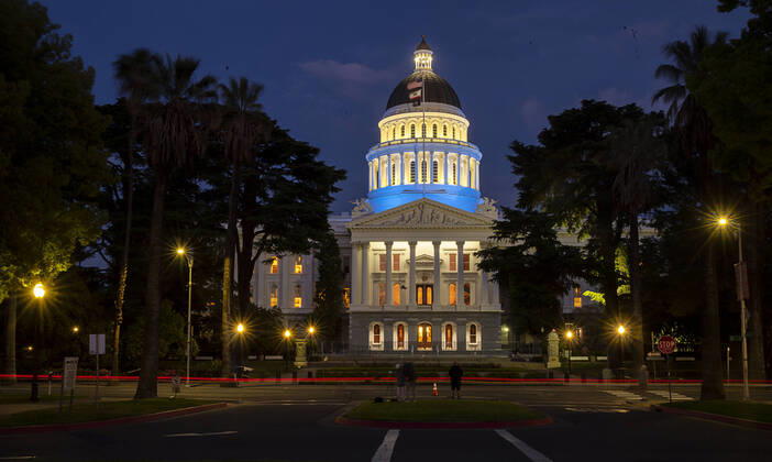April 16, 2020, Sacramento, CA, USA: The California State Capital is lite with blue lights to honor healthcare workers during the coronavirus pandemic at the State Capital on Thursday, April 16, 2020 in Sacramento. Sacramento USA - ZUMAj89_ 20200416_zaf_j89_001 Copyright: xPaulxKitagakixJr.x