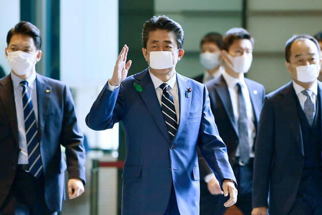 Japan PM Abe Japanese Prime Minister Shinzo Abe arrives at his office in Tokyo on April 17, 2020, wearing a face mask amid the spread of the new coronavirus. 