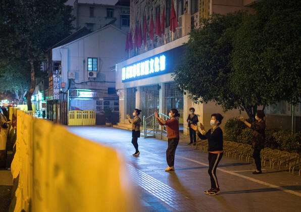 (200417) -- WUHAN, April 17, 2020 -- People exercise in the open air as the COVID-19 pandemic wanes in Wuhan, capital of central China s Hubei Province, April 16, 2020. ) CHINA-WUHAN-EXERCISE-RECOVERY (CN) XiaoxYijiu 