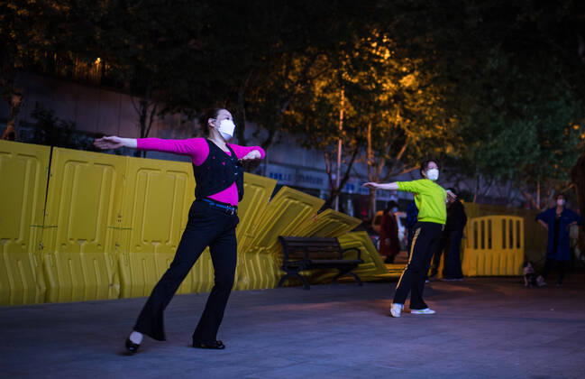(200417) -- WUHAN, April 17, 2020 -- People exercise in the open air as the COVID-19 pandemic wanes in Wuhan, capital of central China s Hubei Province, April 16, 2020. ) CHINA-WUHAN-EXERCISE-RECOVERY (CN) XiaoxYijiu 