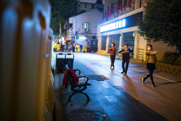 (200417) -- WUHAN, April 17, 2020 -- People exercise in the open air as the COVID-19 pandemic wanes in Wuhan, capital of central China s Hubei Province, April 16, 2020. ) CHINA-WUHAN-EXERCISE-RECOVERY (CN) XiaoxYijiu 
