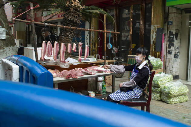 (200417) -- WUHAN, April 17, 2020 -- A woman waits for customer in Wuhan, capital of central China s Hubei Province, April 16, 2020. As the coronavirus epidemic wanes, life returns to normal in Wuhan gradually. ) CHINA-WUHAN-DAILY LIFE-RETURNING TO NORMAL(CN) ShenxBohan 