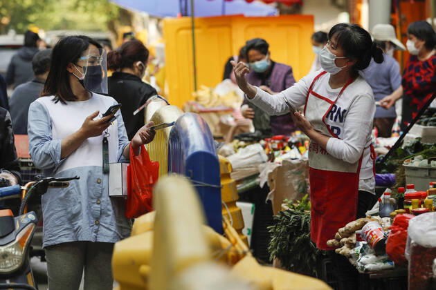(200417) -- WUHAN, April 17, 2020 -- People buy food in Wuhan, capital of central China s Hubei Province, April 16, 2020. As the coronavirus epidemic wanes, life returns to normal in Wuhan gradually. ) CHINA-WUHAN-DAILY LIFE-RETURNING TO NORMAL(CN) ShenxBohan 