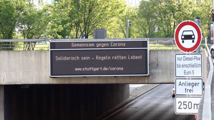 Verkehrsinfo: Feinstaubalarme in Stuttgart zukünftig eingestellt - Sinnvolle Nutzung jetzt mit Corona Verhaltensregeln auf Verkehrsanzeigen, sehr wenig Verkehr zur Rushhour Corona-Verhaltensregeln auf Verkehrsanzeigen, die man bundesweit vom Feinstaubalarm in Stuttgart kennt. Feinstaubalarme zukünftig eingestellt. Kaum Verkehr derzeit zur Rushhour auf den wichtigsten Bundesstraßen B10 & B27 Baden-Württemberg, Hauptstätter Str. 38, 70173 Stuttgart, Deutschland Copyright: 7aktuell.dex xAlexanderxHald